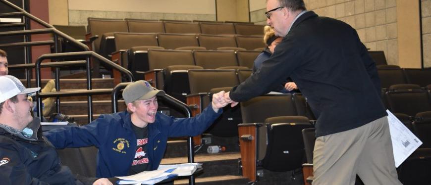 教授 fist bumping student in classroom at 东校区